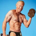 Un homme âgé et musclé soulevant des haltères, mettant en valeur sa forme physique