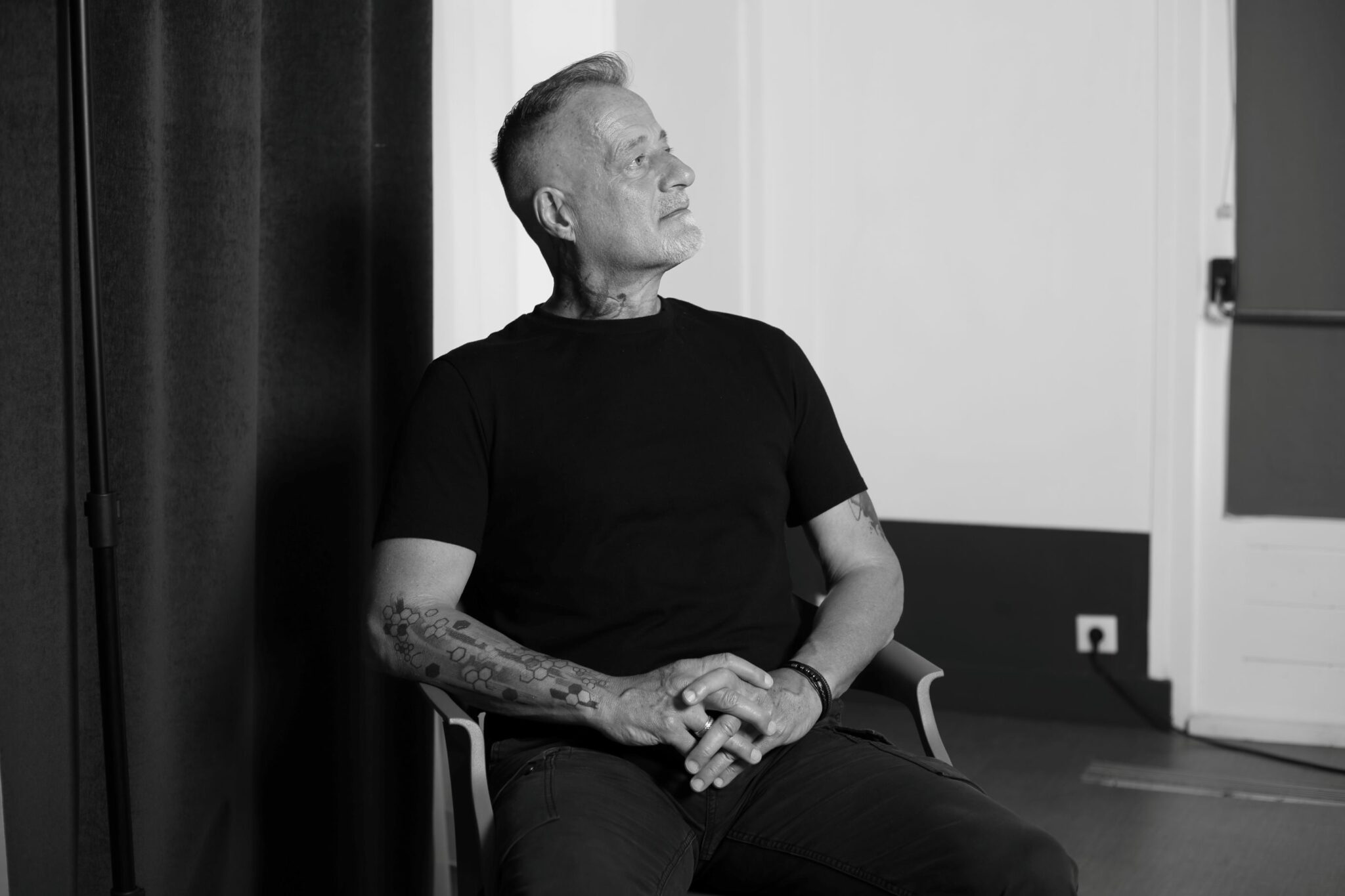 Homme actif après 50 ans en pleine réflexion